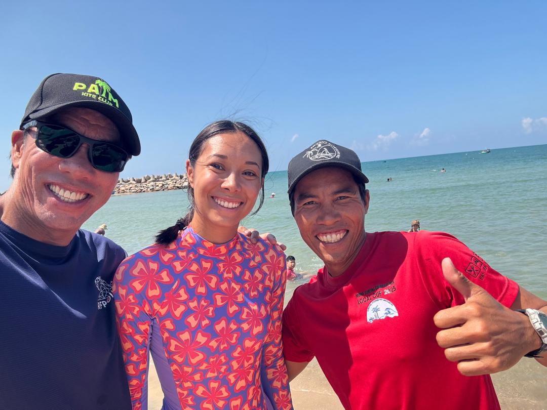 Lý and happy students on the beach after a lesson
